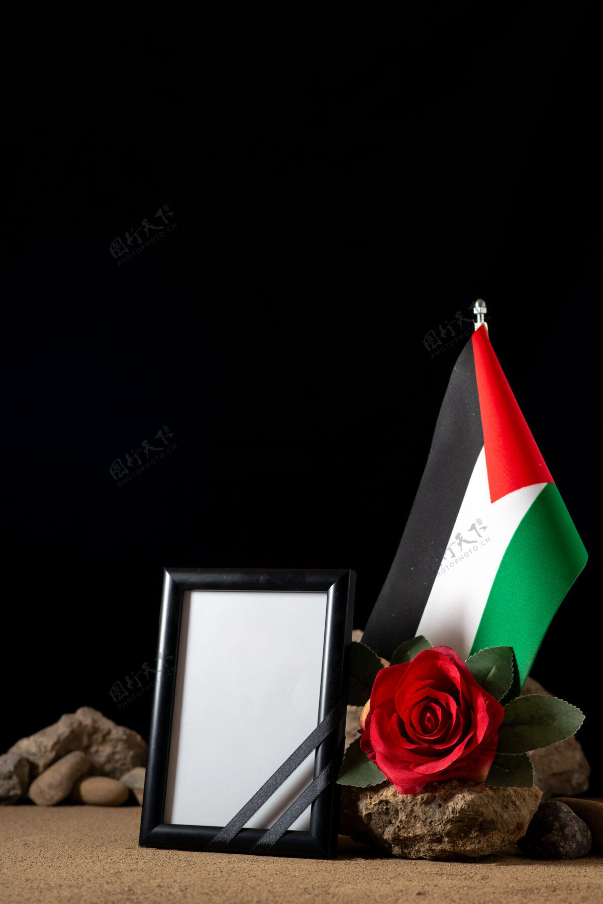 旗杆带红色花朵和黑色石头的相框正面图国家葬礼挥舞