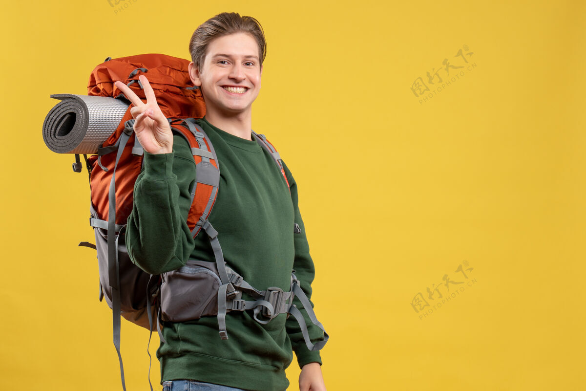 旅游正面图背着背包准备远足的年轻男性微笑着准备小伙子山