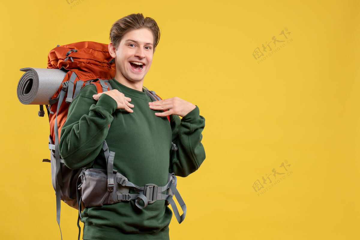 成人正面图年轻男子背着背包准备远足徒步旅行山旅游