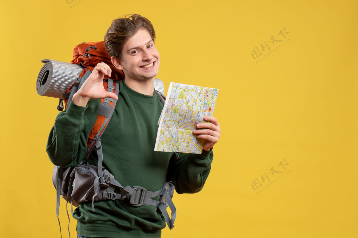 度假正面图年轻男子背着背包拿着地图成人颜色旅游