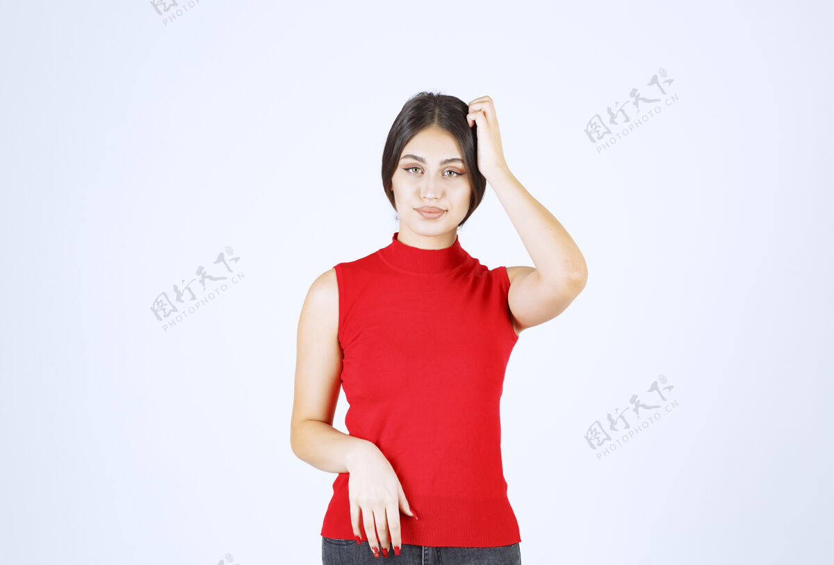 年轻穿红衬衫的女孩摆出积极诱人的姿势姿势成年人人类