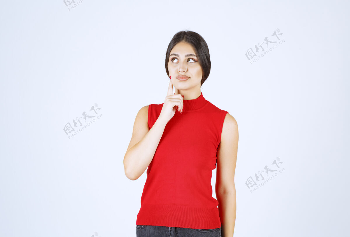 服装穿红衬衫的女孩摆出积极诱人的姿势微笑年轻情绪