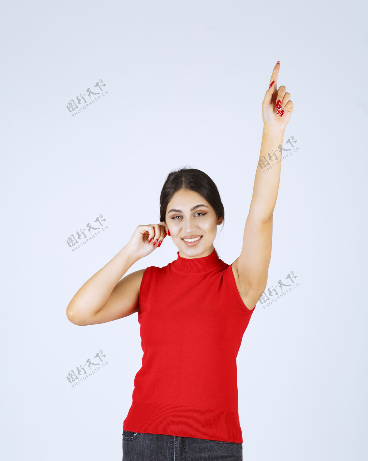 女穿红衬衫的女孩举手指着上面休闲介绍职员