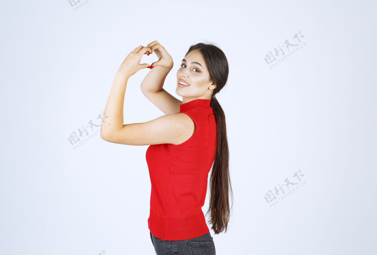 调情女孩在手上做心形符号 送上爱成人工人姿势