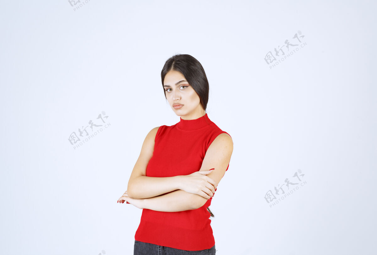 员工穿红衬衫的女孩做着烦人无聊的脸不满意员工疲倦