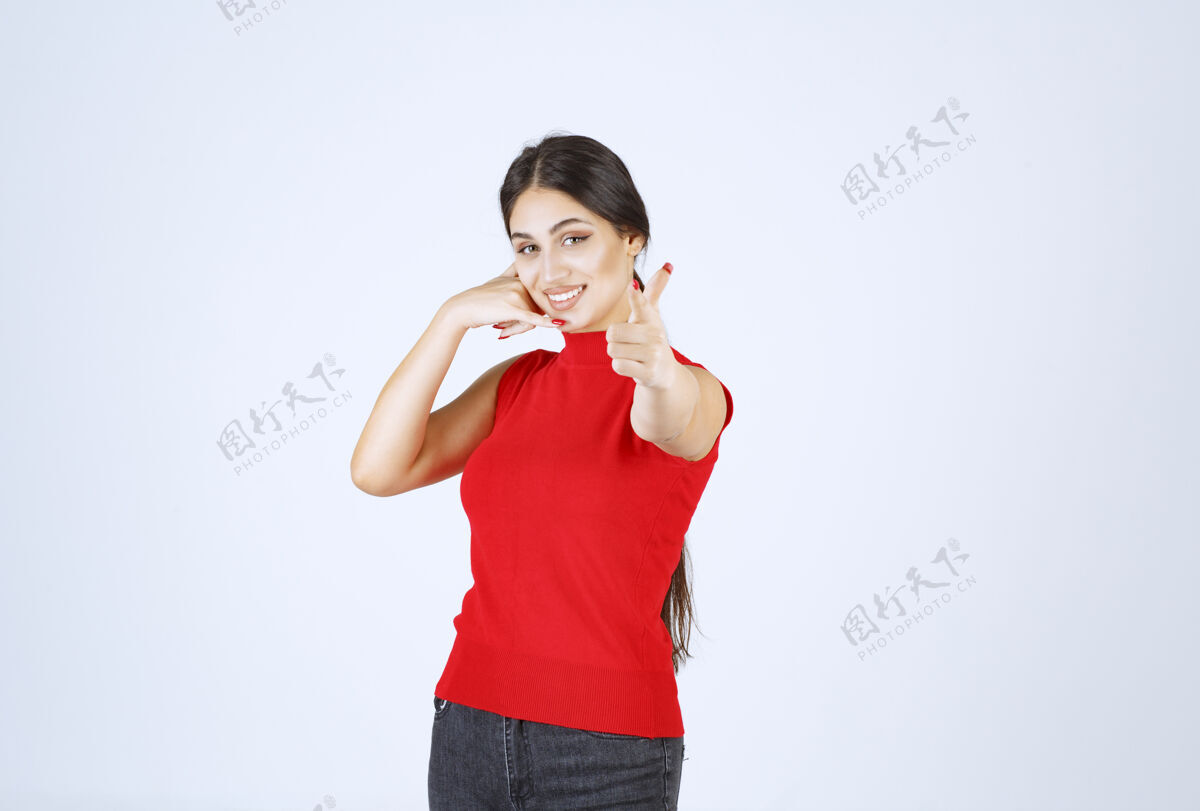工人穿红衬衫的女孩注意到前面有人在招呼他女性年轻人服装