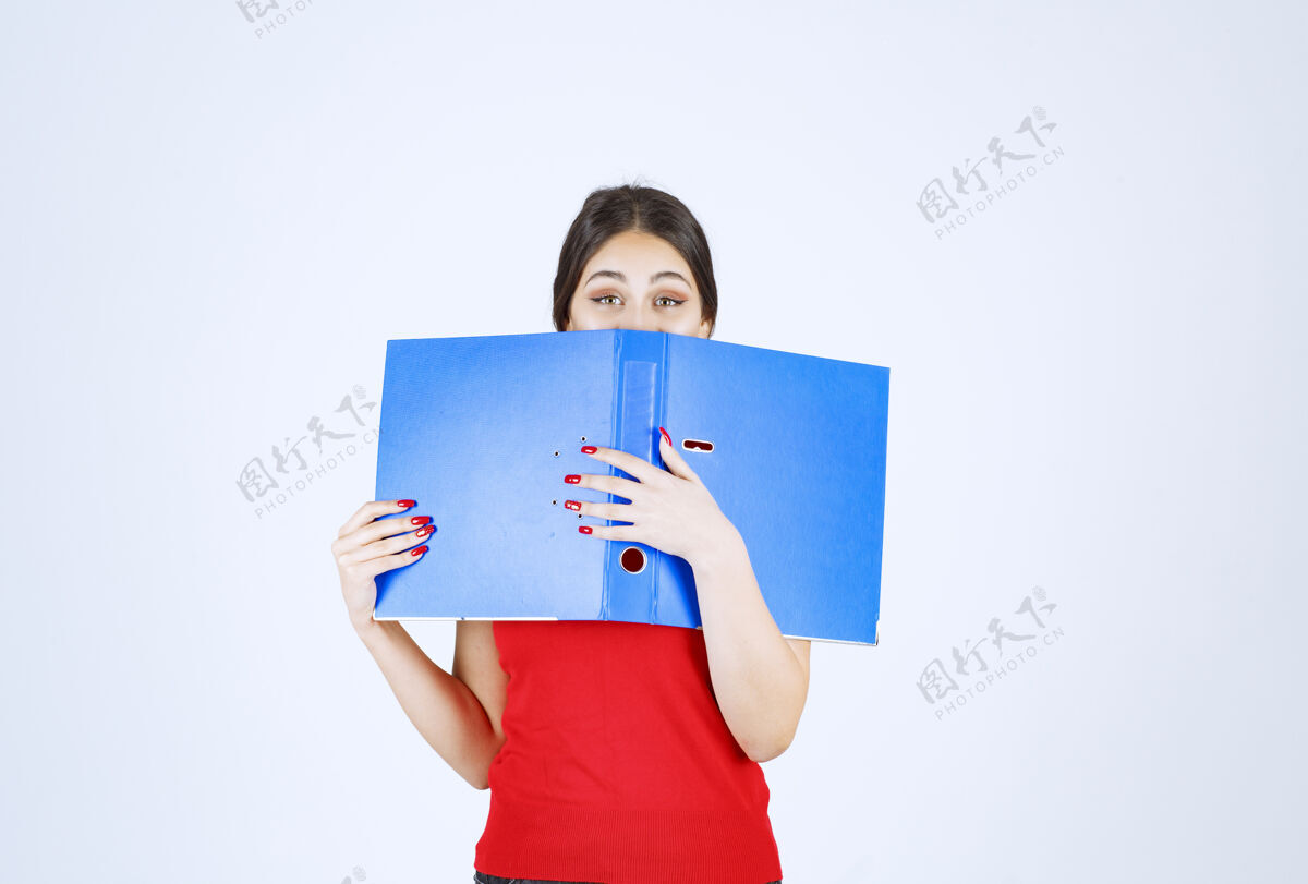 服装拿着蓝色文件夹看书的女孩女人女性成人