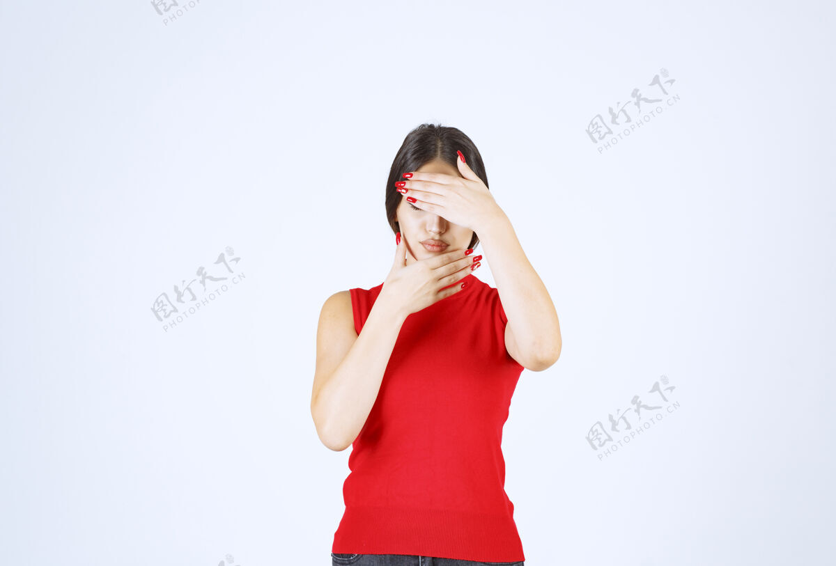 隐私穿红衬衫的女孩用手捂住脸的一部分姿势工人神秘