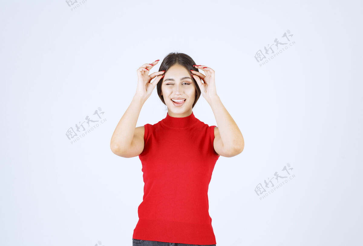 人类穿红衬衫的女孩眨眨眼 表示满意人员工成人