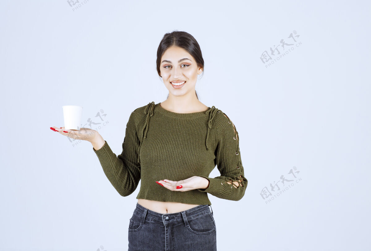 休闲黑发女子展示白色背景的塑料杯女性女士成人