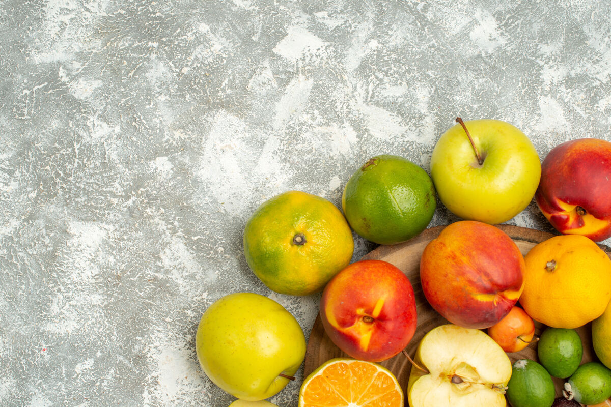 观点顶视图不同的水果组成切片整个新鲜水果的白色背景树维生素新鲜水果成熟的颜色饮食可食用的水果健康