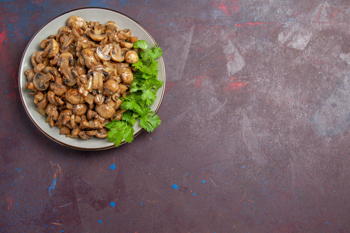 豆类俯瞰美味的熟蘑菇和绿色的深色背景餐菜晚餐野生植物食物野生绿色膳食