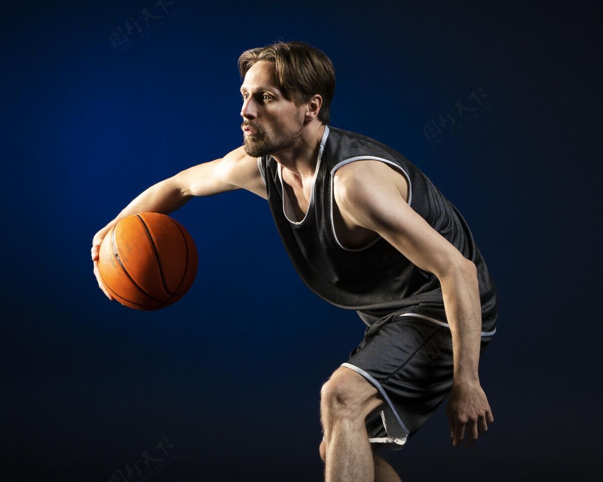 运动一个拿着篮球的运动员健康训练运动员