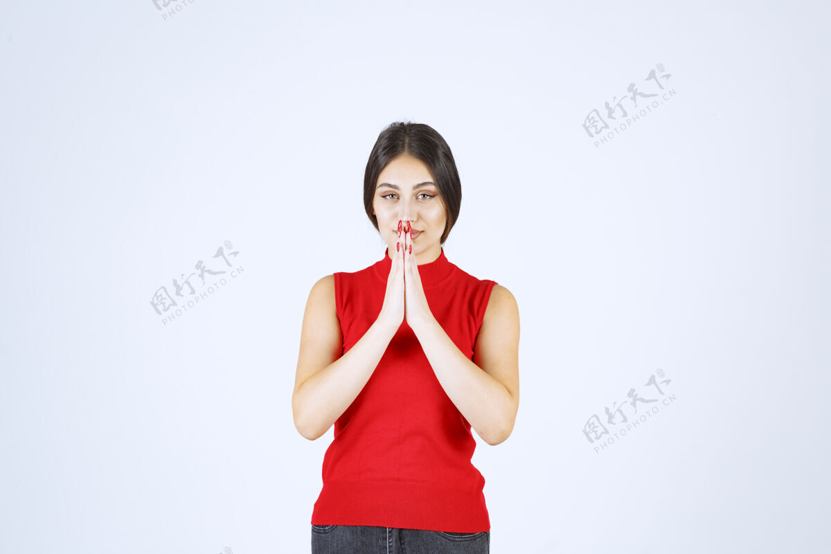 宗教穿红衬衫的女孩齐心协力祈祷年轻年轻人祈祷