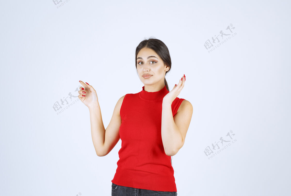 方向穿红衬衫的女孩在展示左边的东西人成人模特