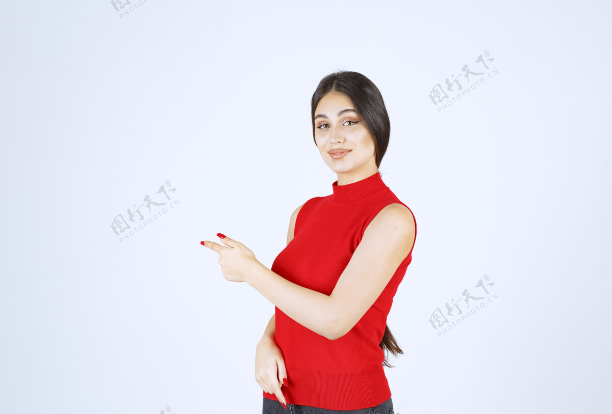 年轻人穿红衬衫的女孩指着左边服装成人女人