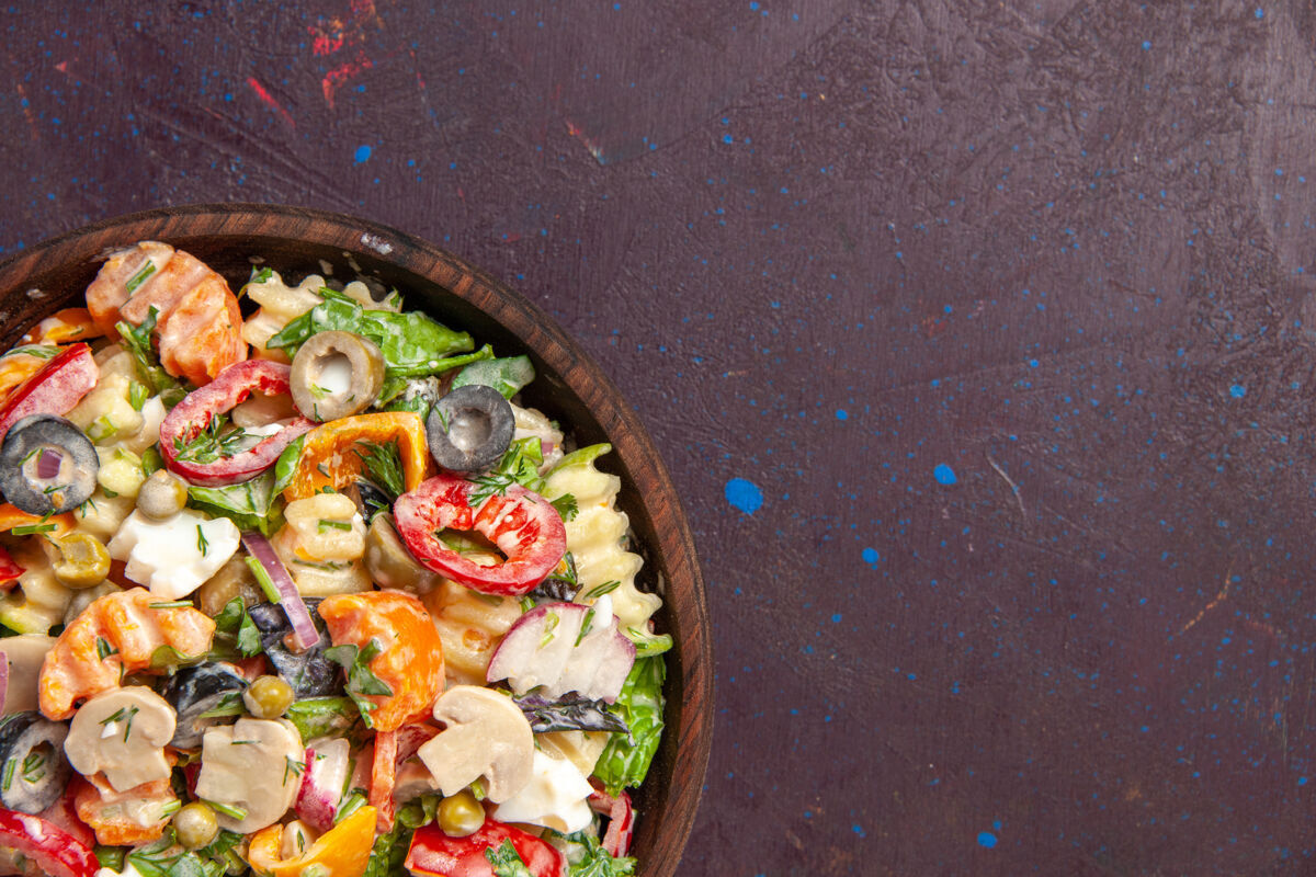 沙拉俯瞰美味的蔬菜沙拉 橄榄 西红柿和蘑菇 深色桌子沙拉 健康小吃 午餐蔬菜菜肴碗餐厅