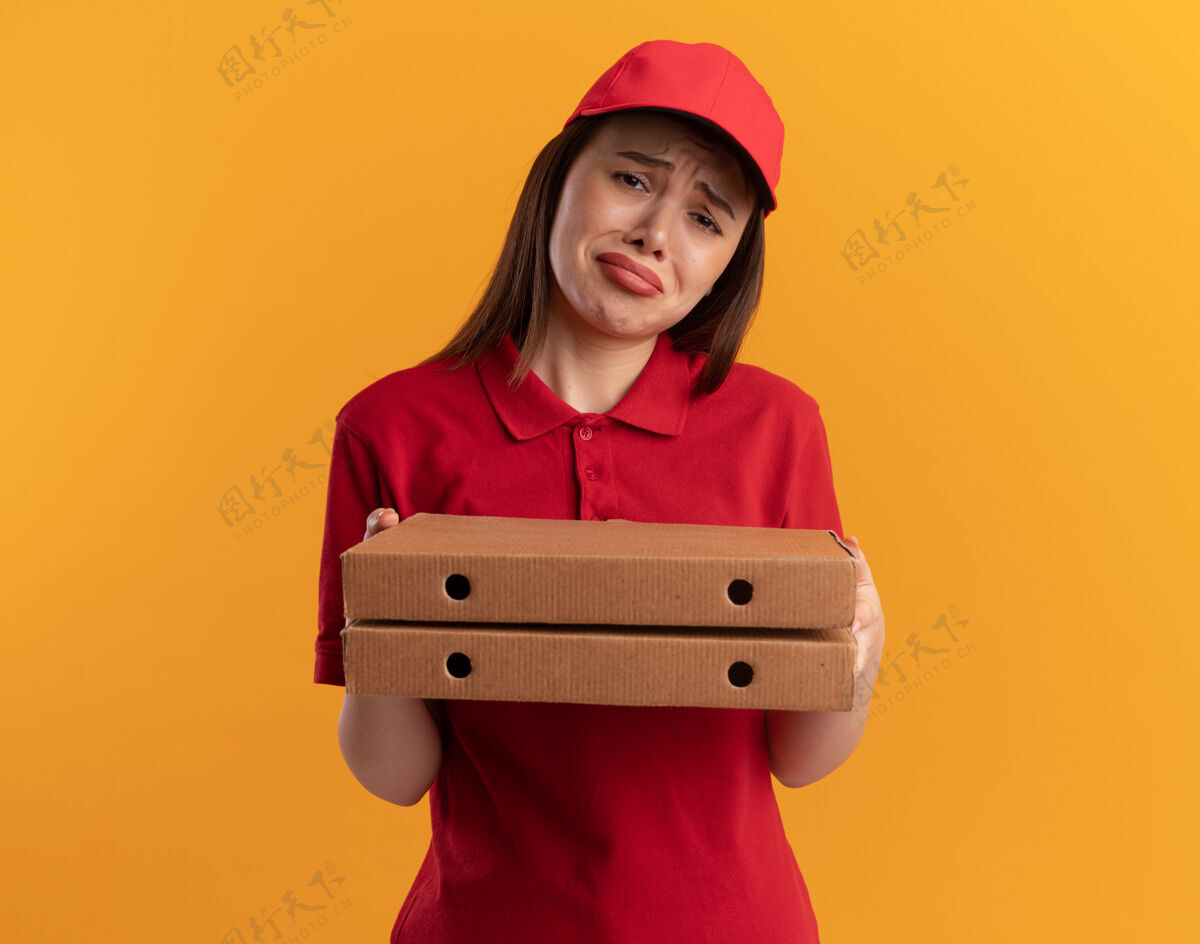 拿着穿着制服的漂亮送货员拿着比萨饼盒不愉快女人送货