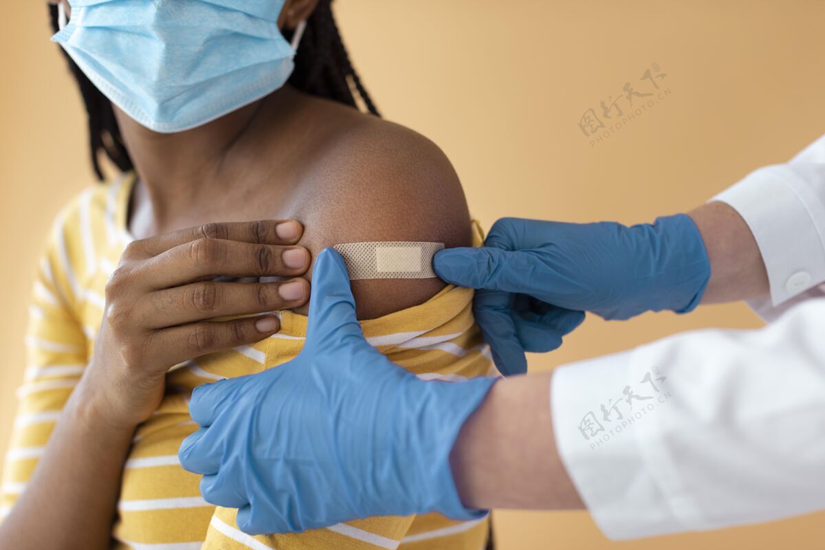 疫苗年轻女子正在接种疫苗医学保健专业人士科学