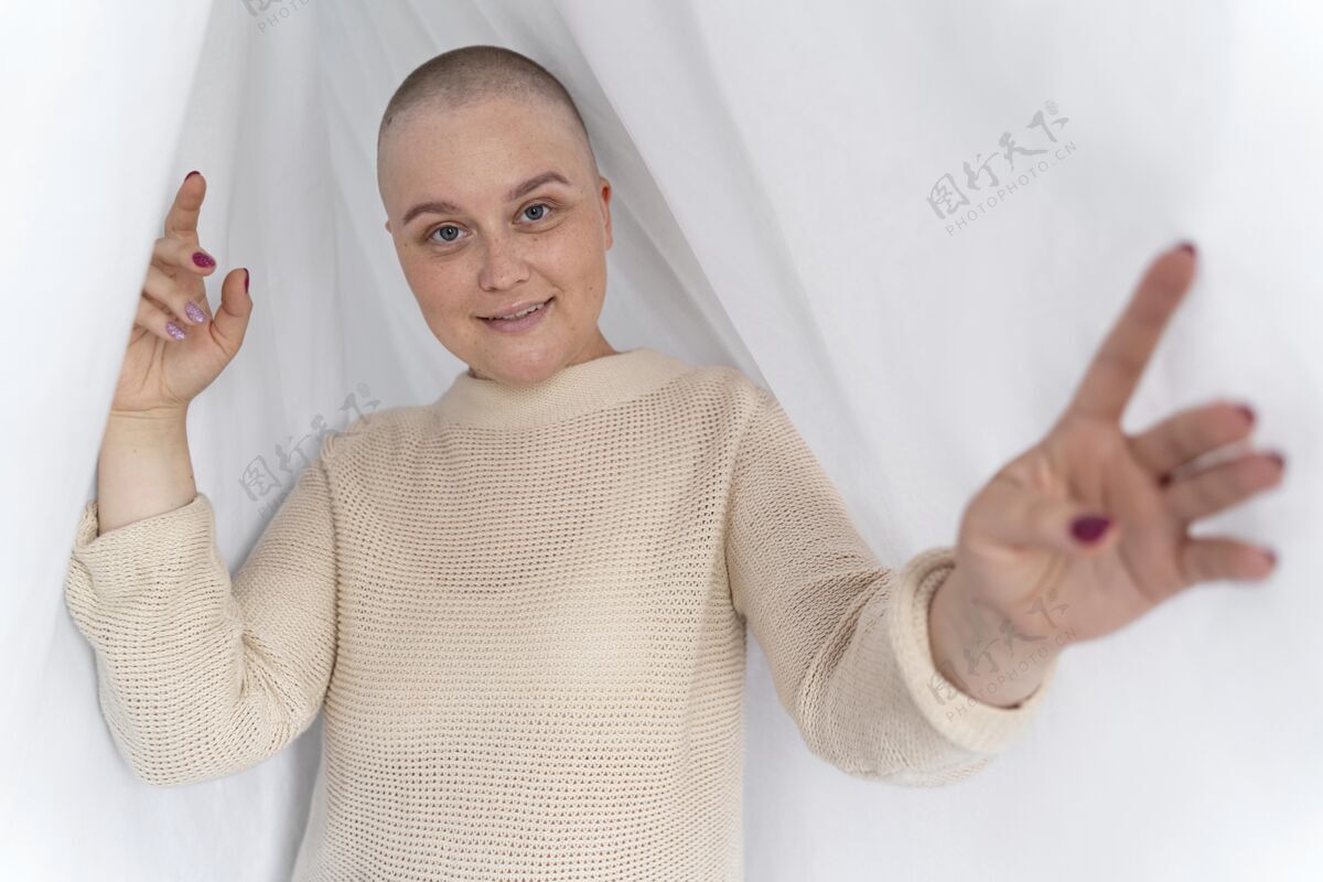 意识自信的年轻女性在抗击乳腺癌乳腺癌女人支持