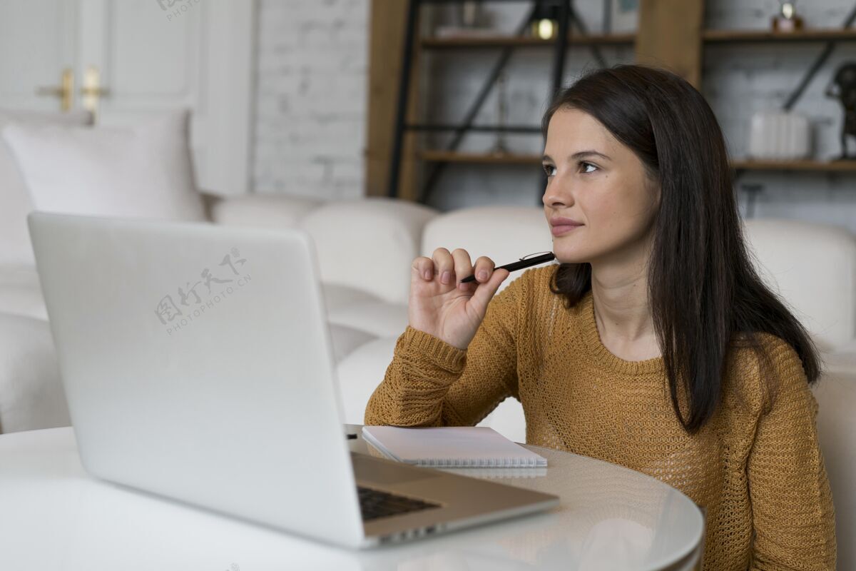 女性正在用笔记本电脑的年轻女人在线设备科技