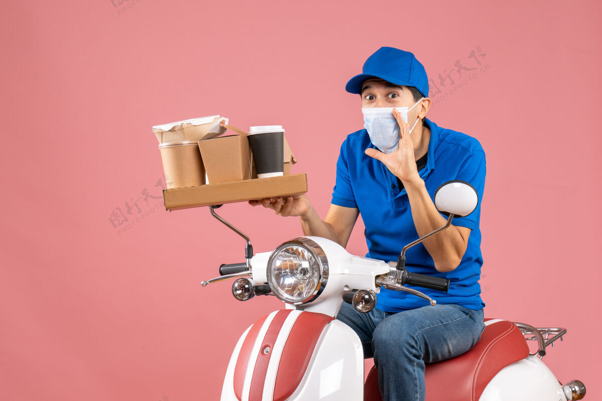 前面正面图是一个戴着帽子戴着面具坐在滑板车上传递订单的男性送货员在桃色背景下打电话给某人桃惊喜面具