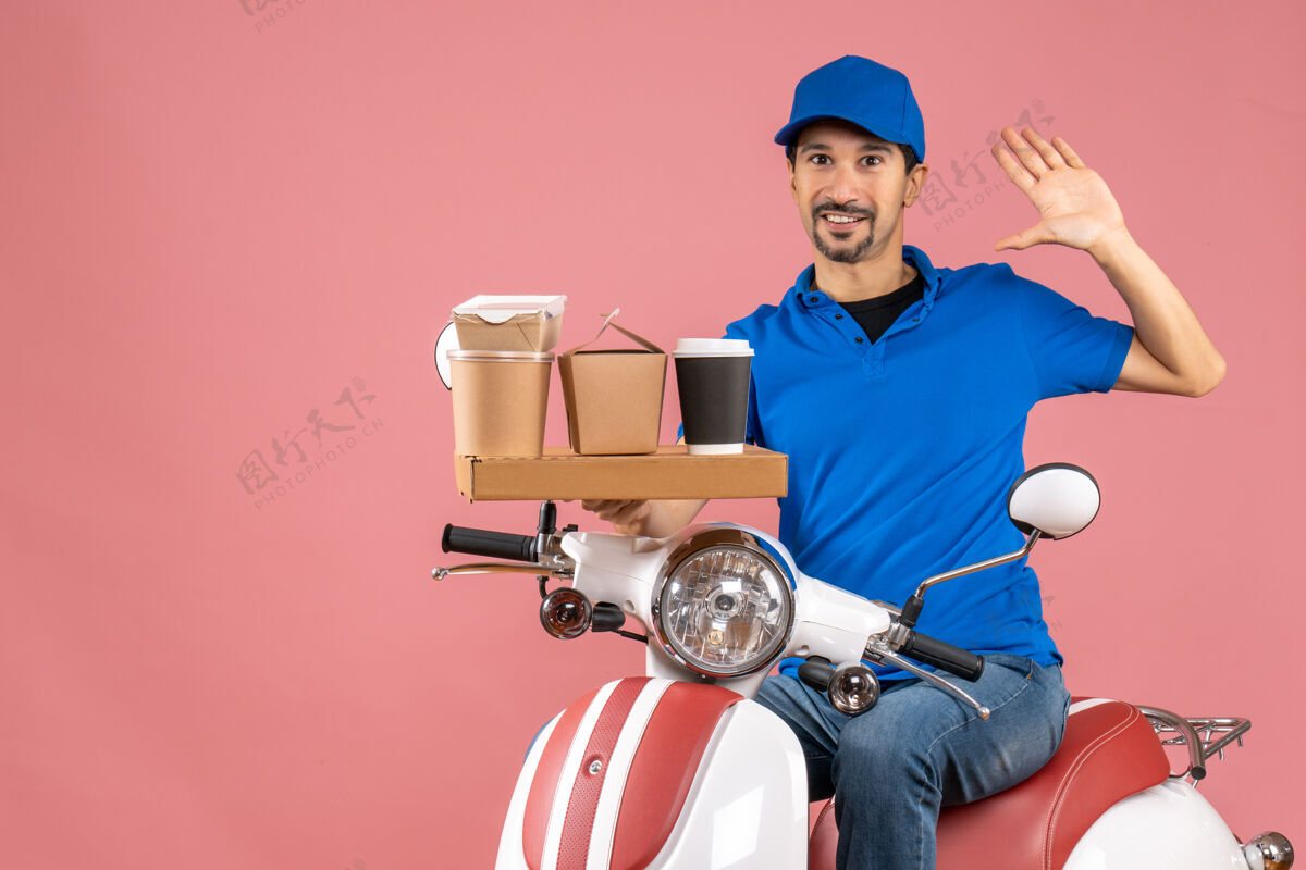 桃俯视图微笑的信使男子戴着帽子坐在滑板车上显示五对粉彩桃粉彩摩托车运动