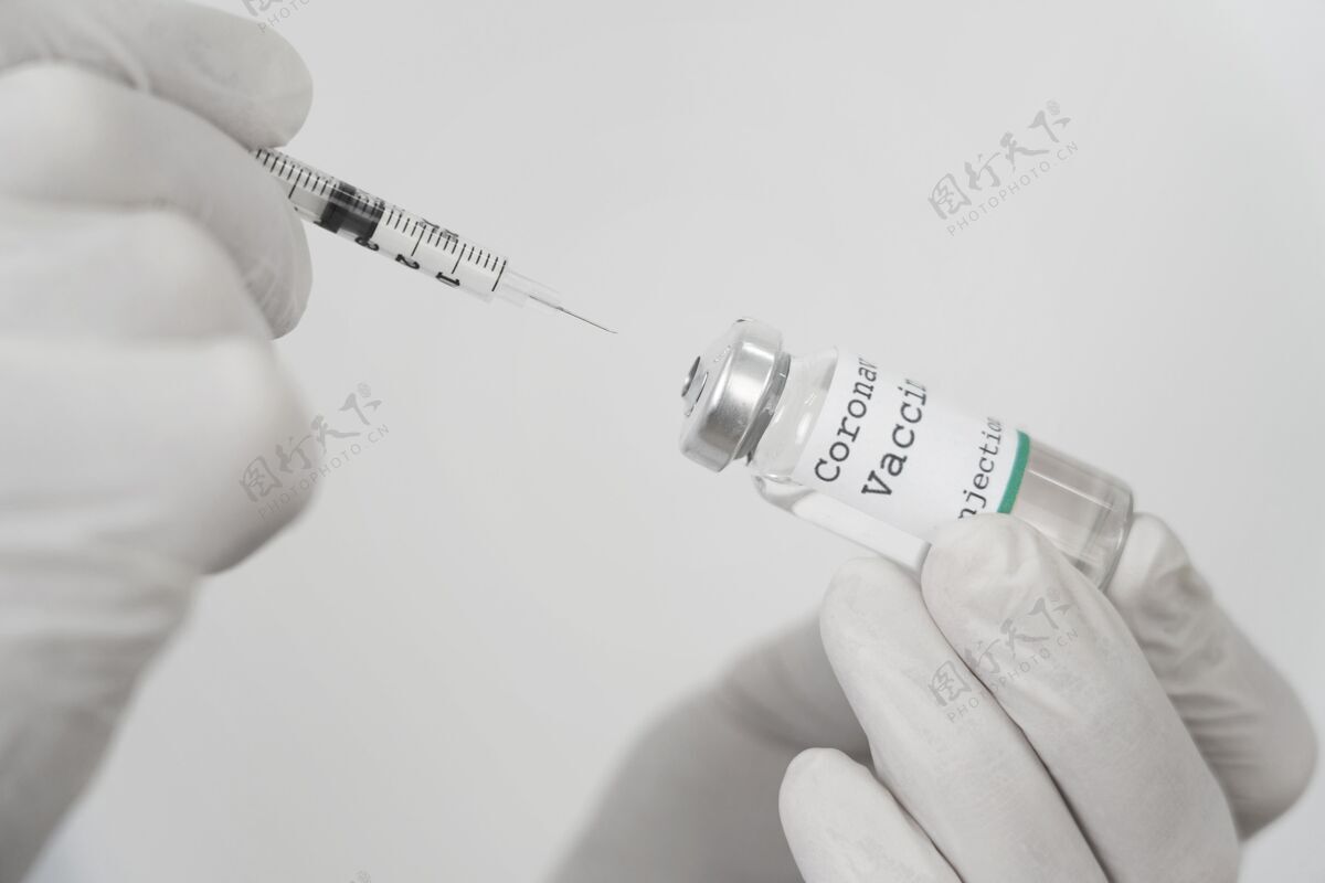 药品医生戴着乳胶手套拿着疫苗瓶和注射器治疗注射疫苗注射