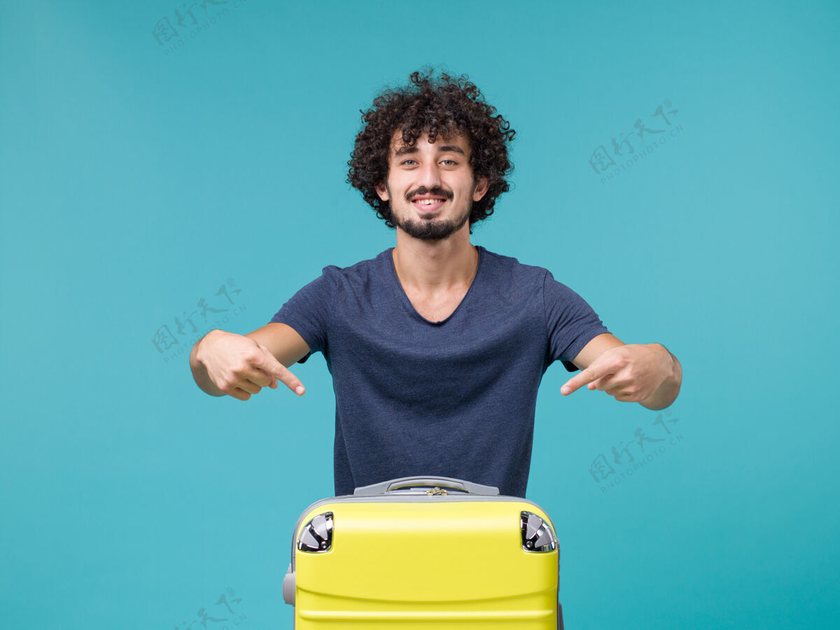 成人带着蓝色黄手提箱的度假男人人黄色休闲