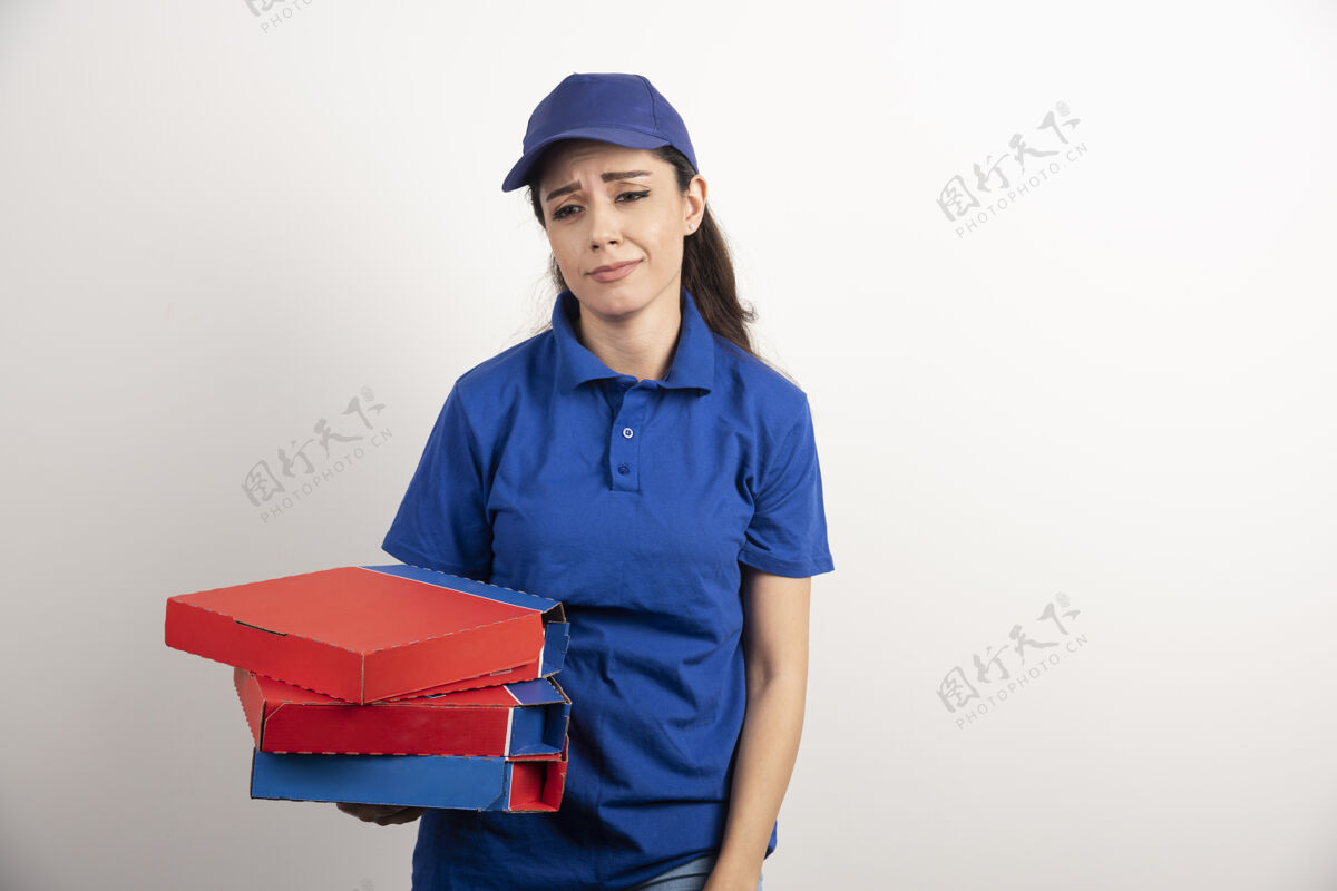 盒子年轻的女信使拿着一纸板披萨和剪贴板人披萨女人
