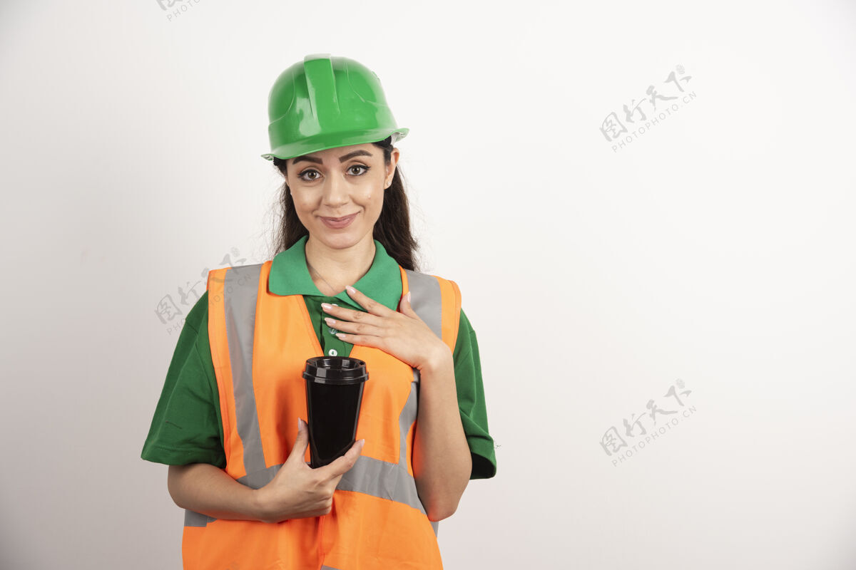 安全帽带着黑色杯子微笑的女建造师高质量照片工程师控股热