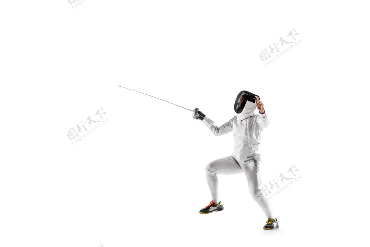 花剑身着击剑服装的少女 手拿剑 背景为白色头盔服装活跃