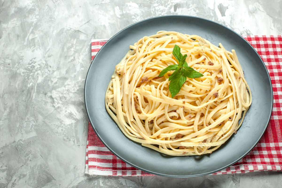 意大利面半俯视美味的意大利面食上白色照片餐彩色面团菜食物晚餐食物菜肴
