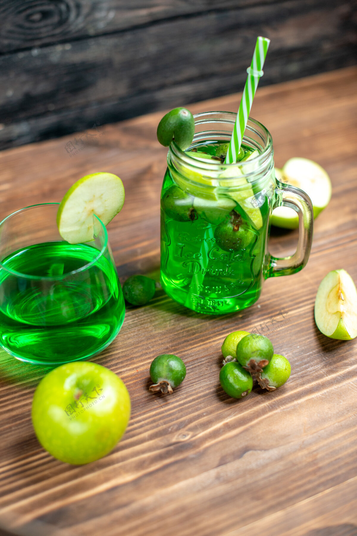 新鲜正面图绿色飞珠果汁内罐 木质桌上有绿色苹果吧水果色饮料照片鸡尾酒里面农产品饮食