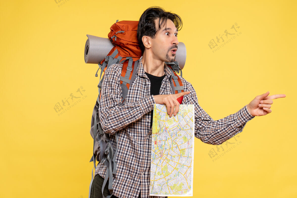 麦克风正面图：年轻男子背着背包徒步旅行黄色背景森林公司自然校园彩色空中旅行观察地图背包空气娱乐