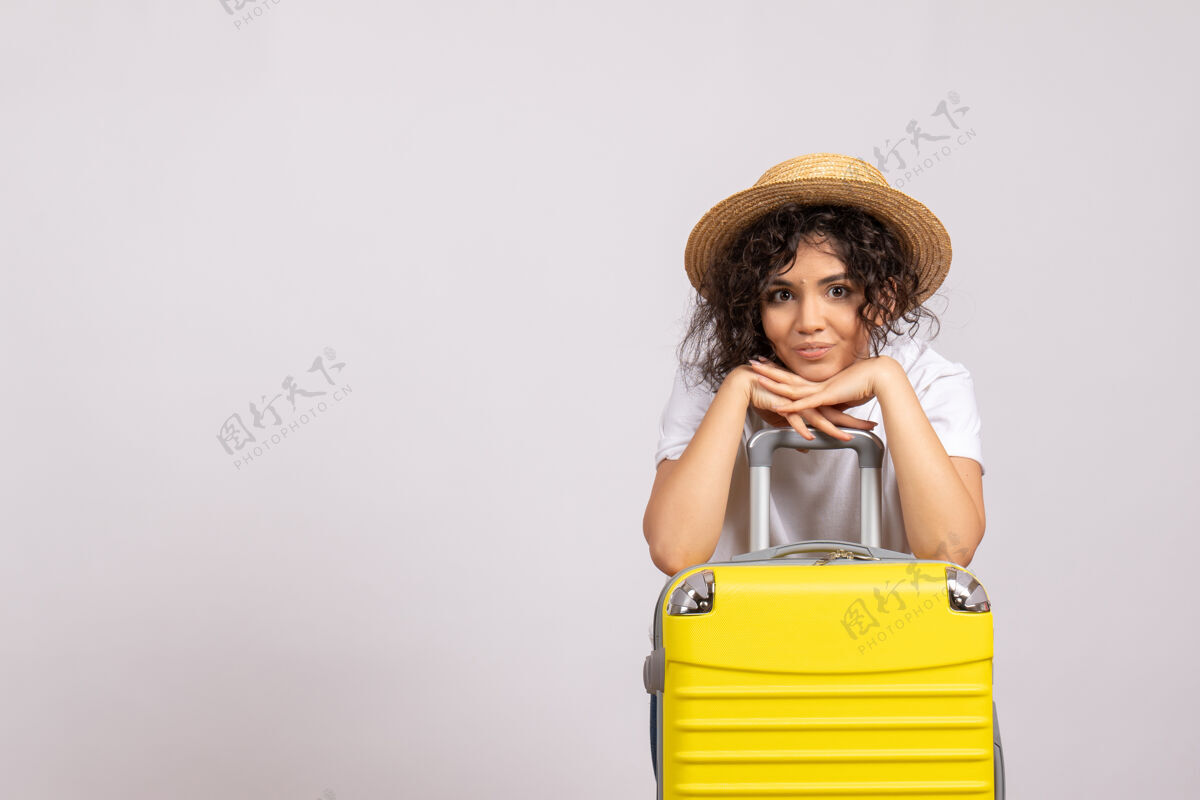 美丽正面图年轻女性带着黄色包准备乘坐白色背景的阳光色航程飞机旅行休息旅游飞行度假飞行包航行