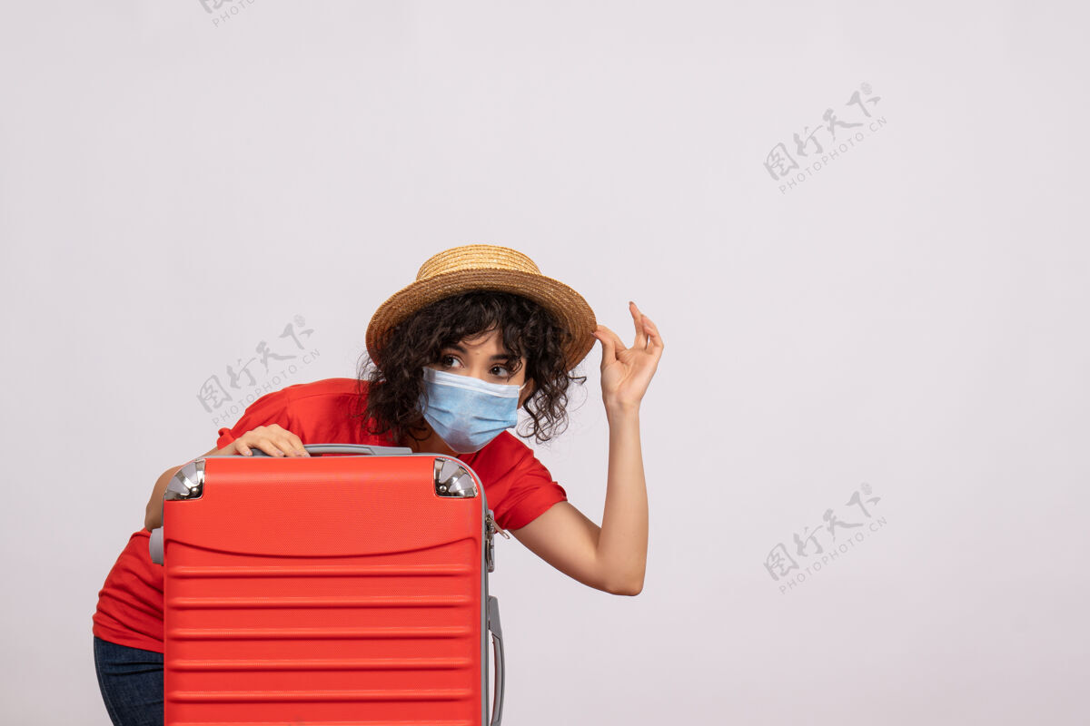 面具正面图年轻女性戴着白色背景色的口罩-航行旅游度假大流行太阳病毒之旅病毒美丽年轻女性