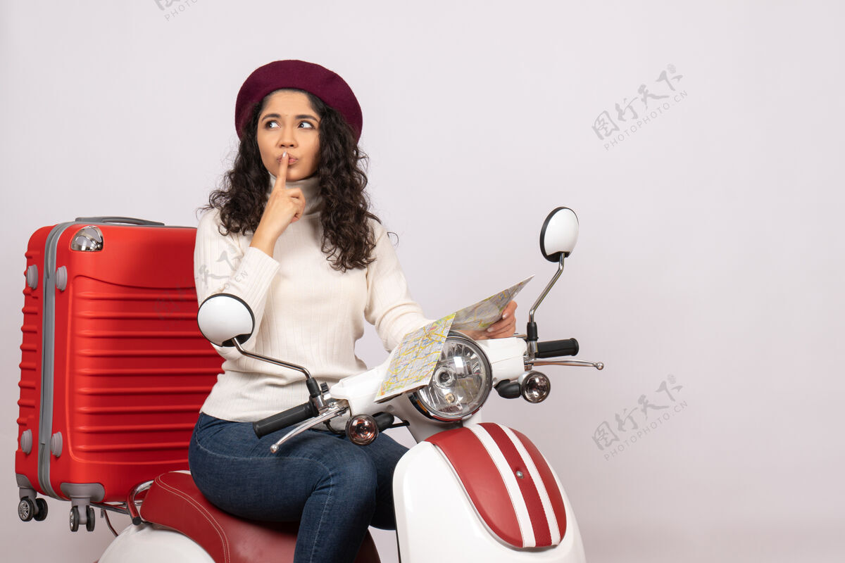 思考正面图年轻女性骑自行车拿着地图思考白色背景飞行道路摩托车度假车城市速度颜色摩托车成人自行车