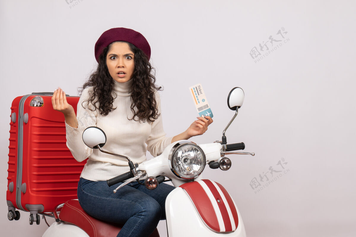 门票正面图年轻女性骑自行车持票上白色背景飞行彩色摩托车道路车辆城市速度高尔夫年轻女子摩托车