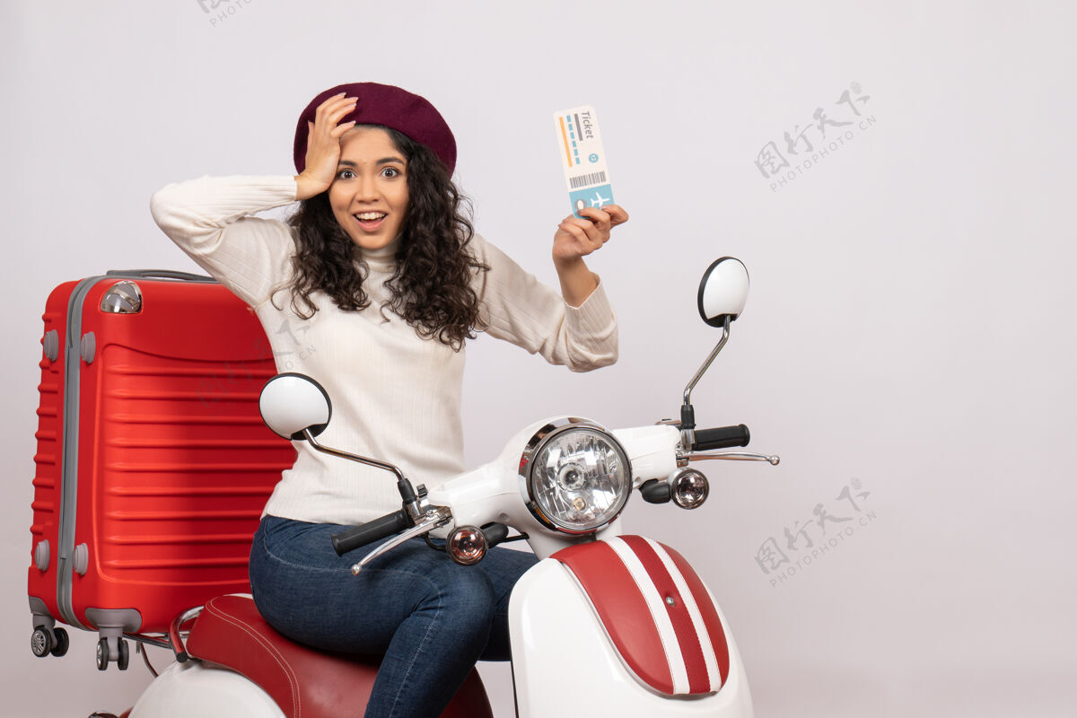 车票正面图年轻女性骑自行车持票上白色背景飞行道路摩托车度假车速度彩色自行车飞行摩托车
