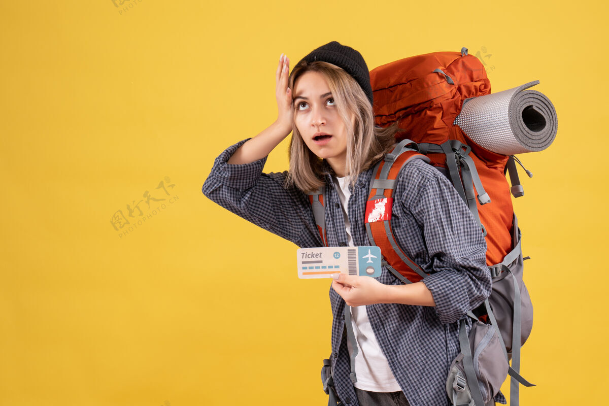 黑发疲惫的旅行妇女背着背包把头抱着成人人肖像