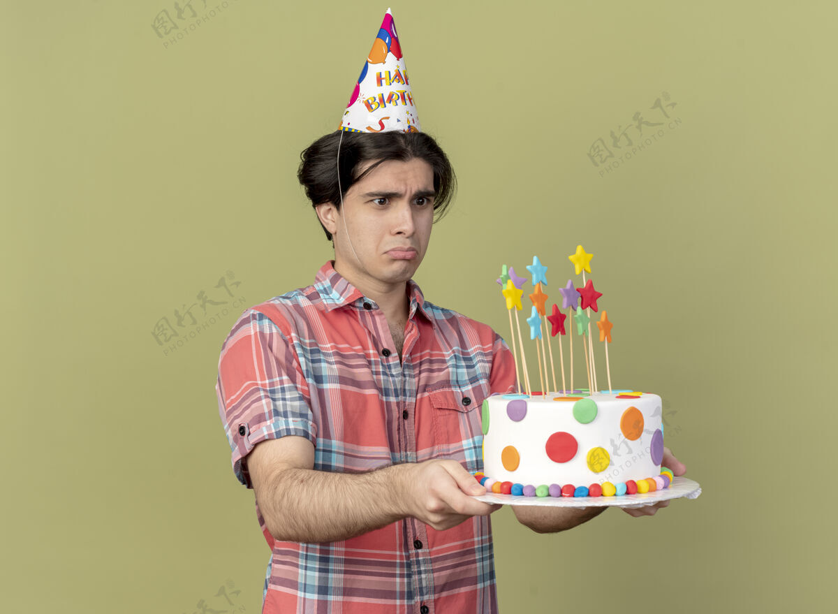 橄榄戴着生日帽的白人帅哥抱着生日蛋糕看复制空间男人
