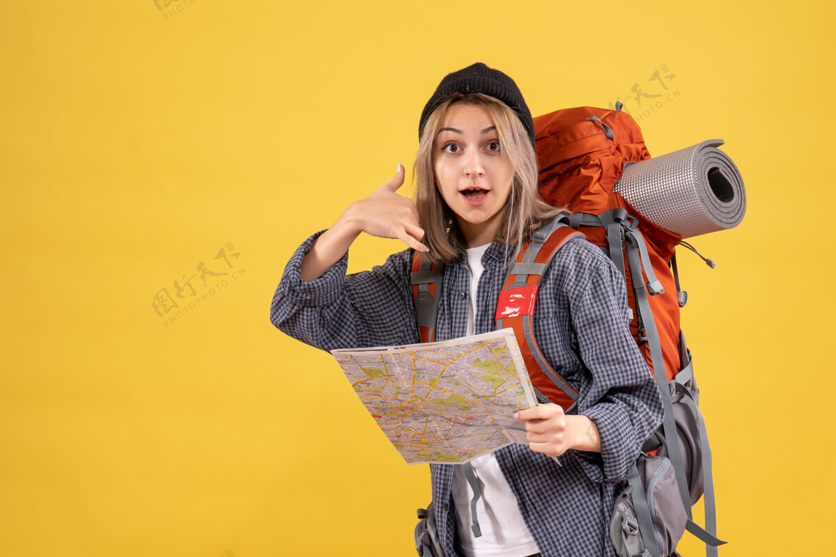 成人旅行妇女背着背包拿着地图打电话给我的标志电话肖像长袍