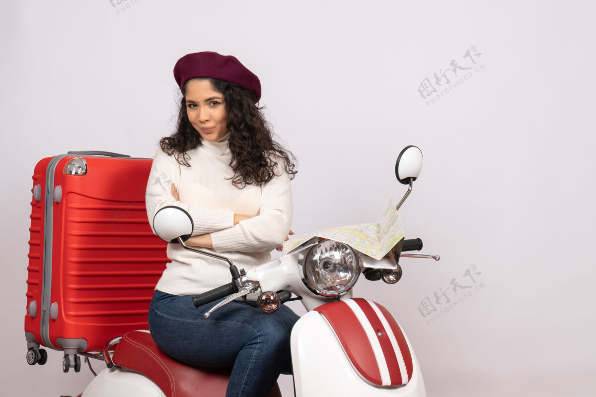 年轻女性正面图年轻女子骑在白色背景的自行车上骑摩托车城市色彩度假的女人道路城市车