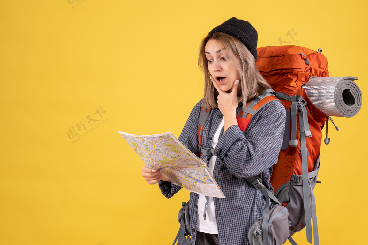 地图背着背包看地图的女旅行者大吃一惊背包肖像女士