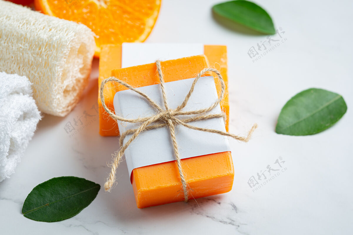 酒吧橙色肥皂和新鲜的橙色大理石背景卫生美容清洁