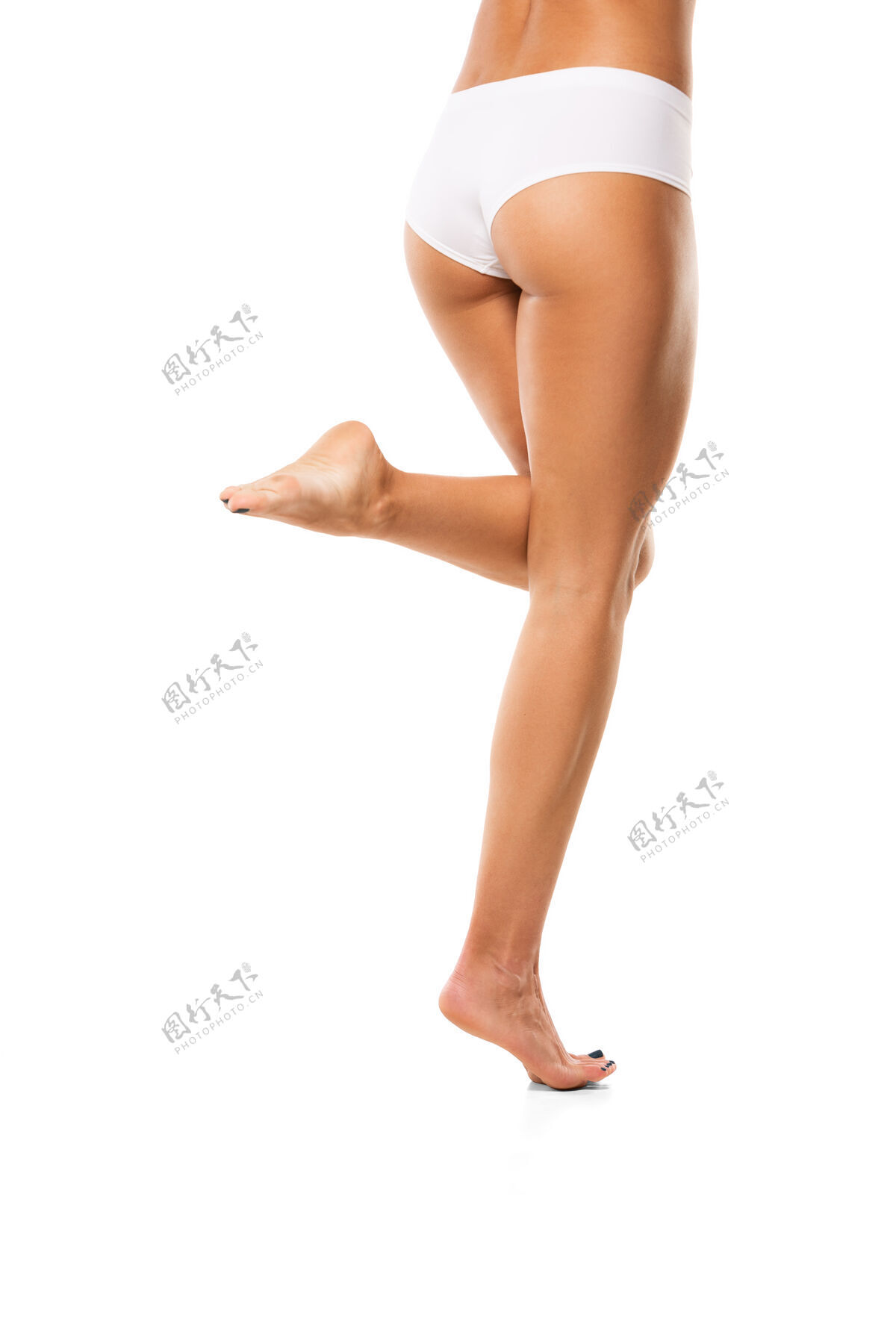 身体护理美丽的女性腿隔离在白色背景上健康健康护理