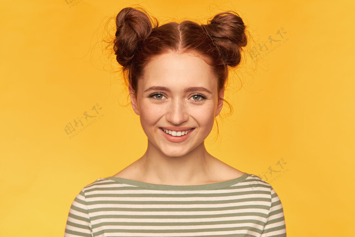 微笑漂亮迷人的姜黄色女人 有两个发髻和健康的皮肤感觉幸福穿着条纹毛衣女人镜头女士