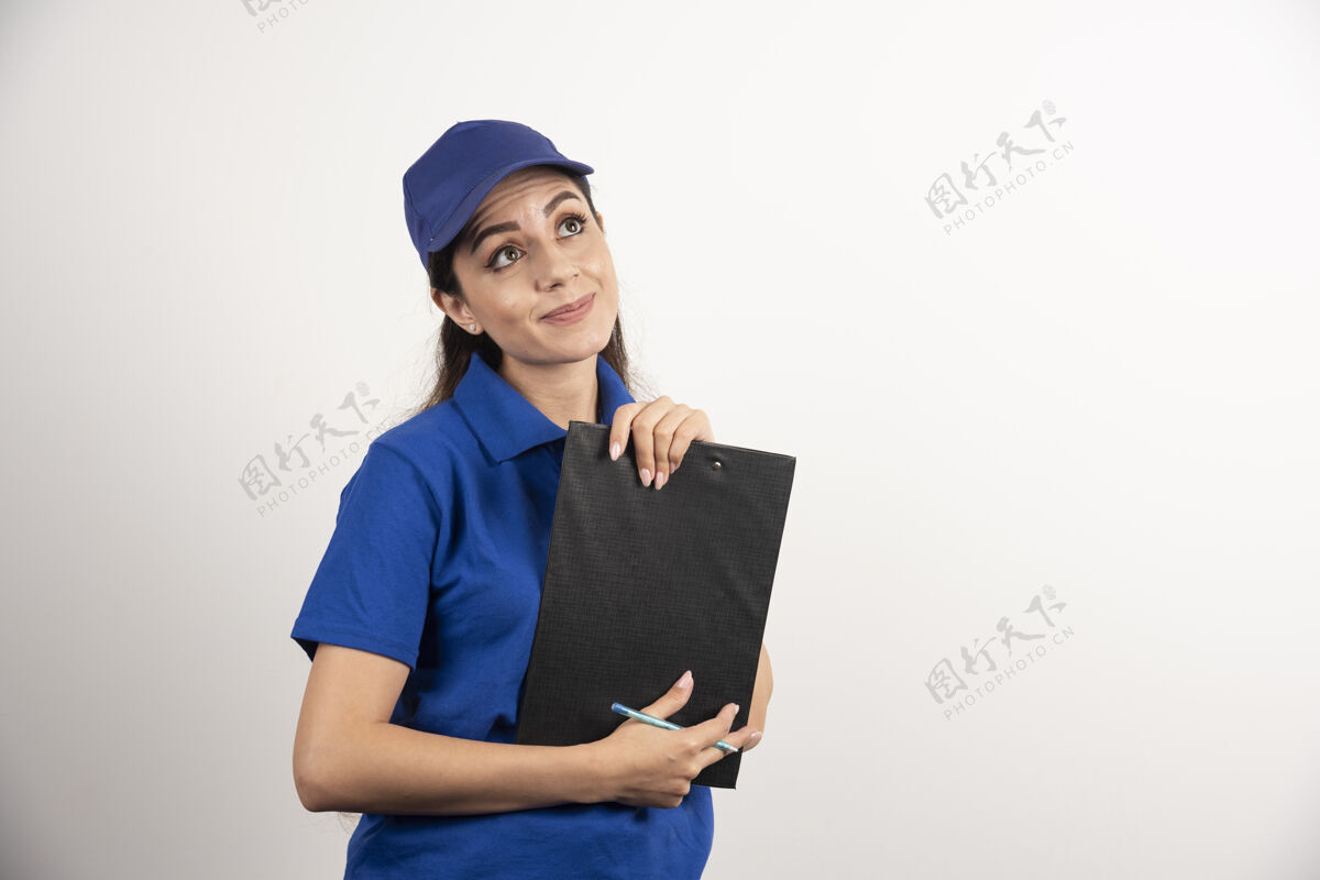 蓝领带剪贴板的年轻送货妇女肖像高质量照片送货持有年轻
