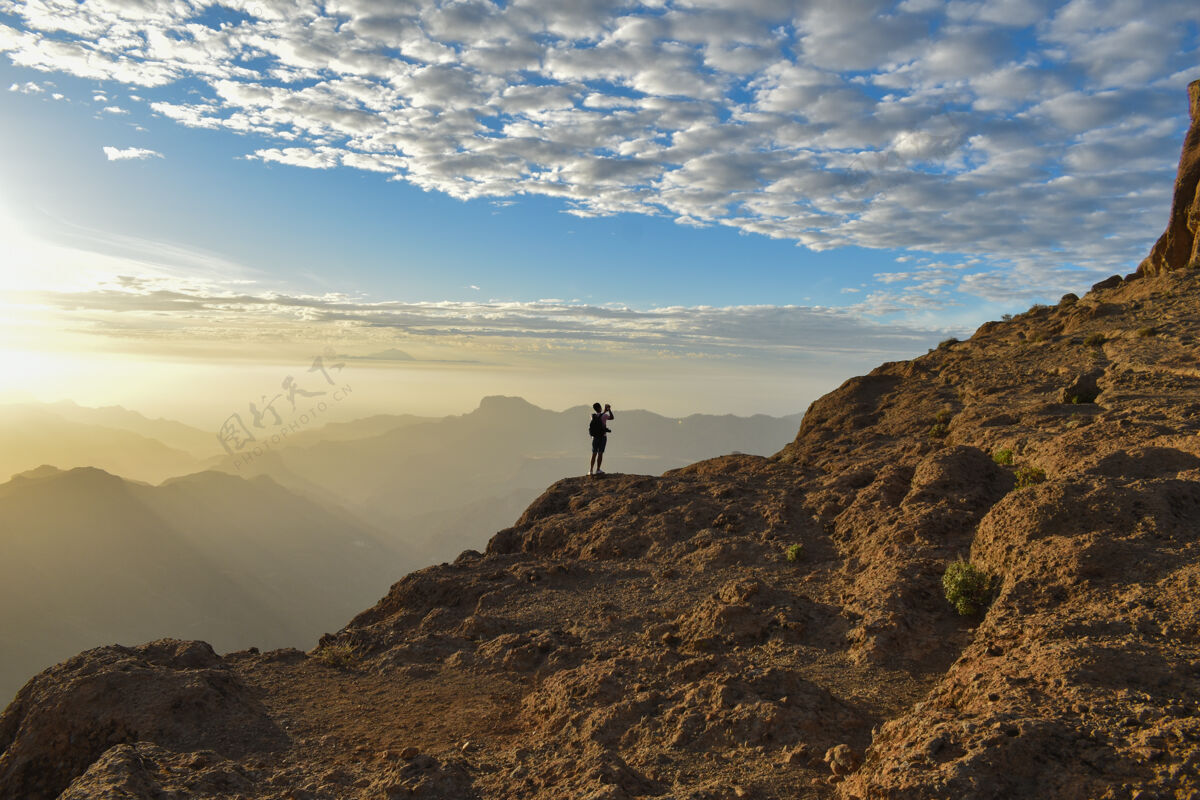 山游客在大加那利岛的一座落基山脉的顶部 西班牙自然美丽旅游
